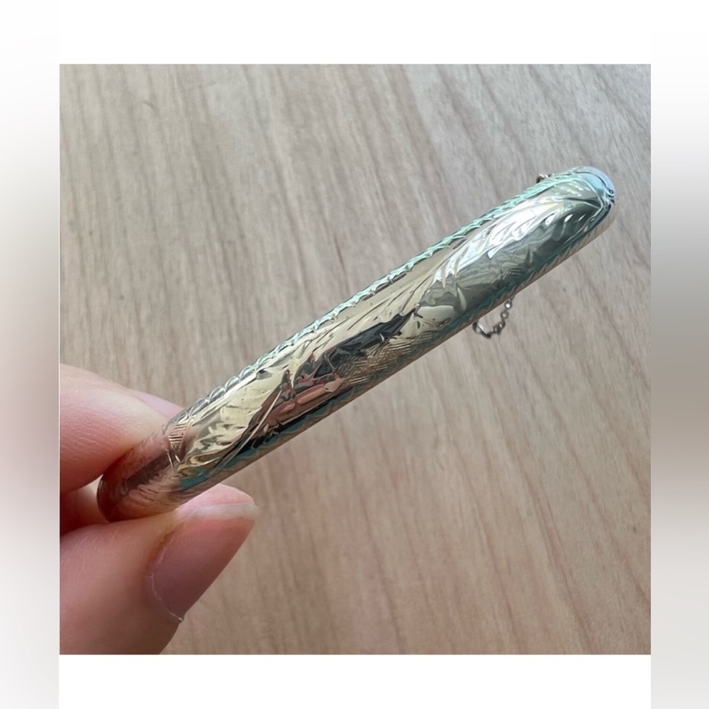 Vintage narrow 925 sterling silver engraved  hinged bangle bracelet